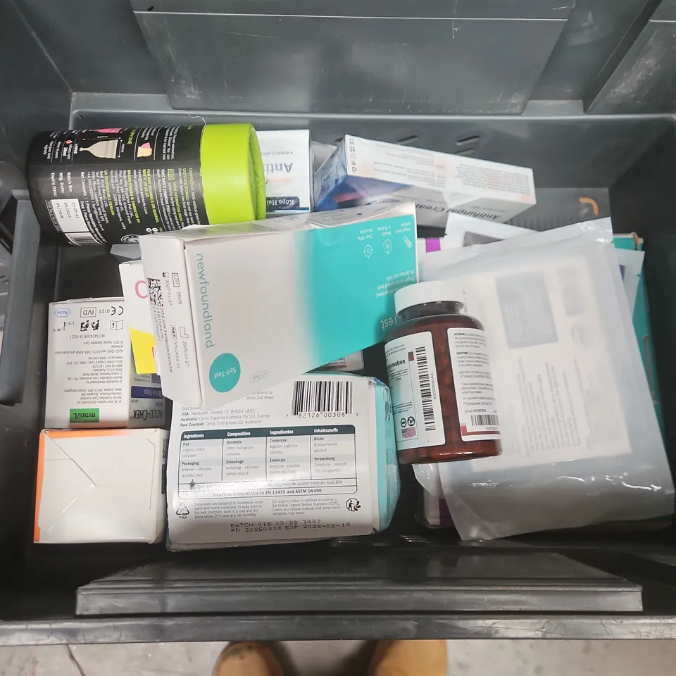 TOTE OF APPROXIMATELY 20 ASSORTED HEALTHCARE PRODUCTS TO INCLUDE REVIVE PATCHES - SODIUM CHLORIDE SOLUTIONS AND MULTI-VITAMINS