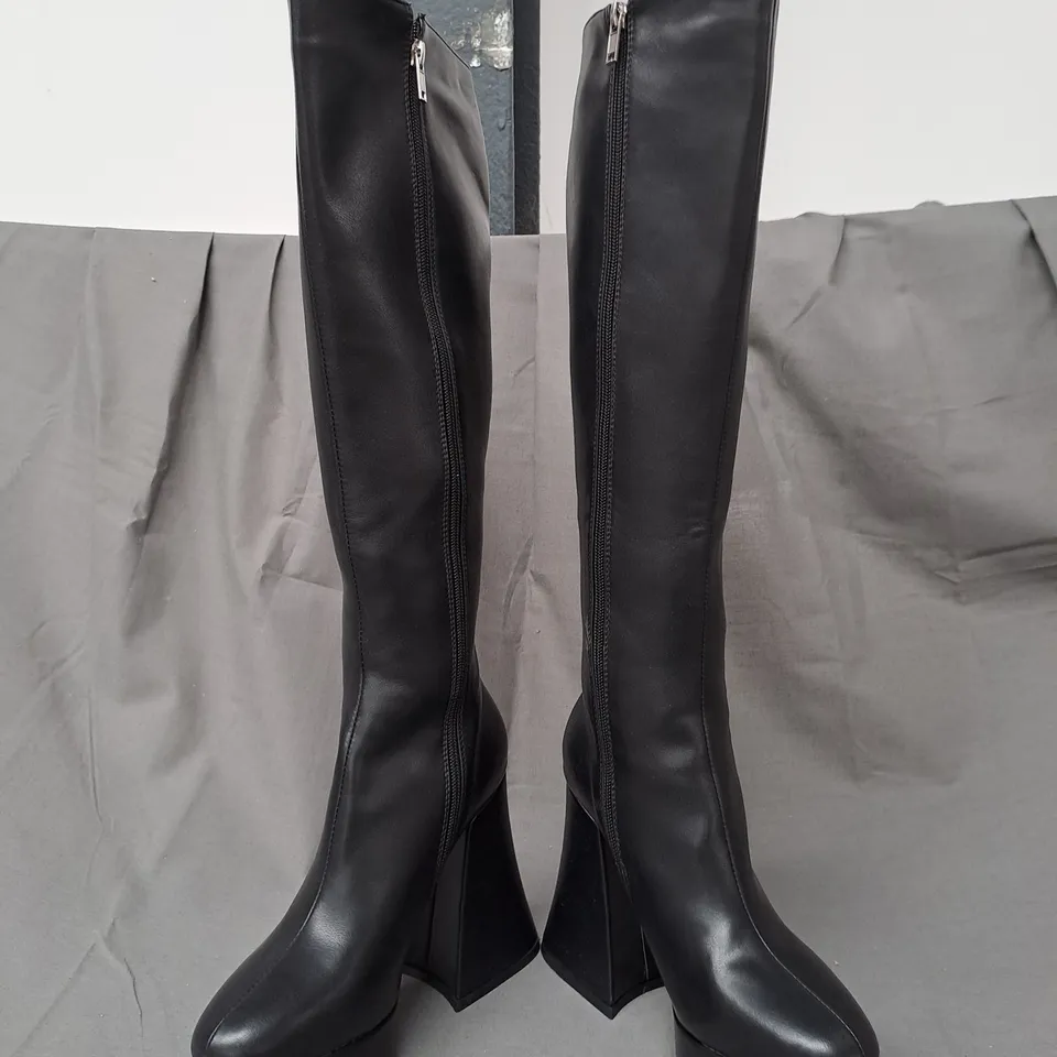 BOXED PAIR OF DESIGNER PLATFORM BLOCK HEEL CHUNKY KNEE-HIGH BOOTS IN BLACK SIZE 4