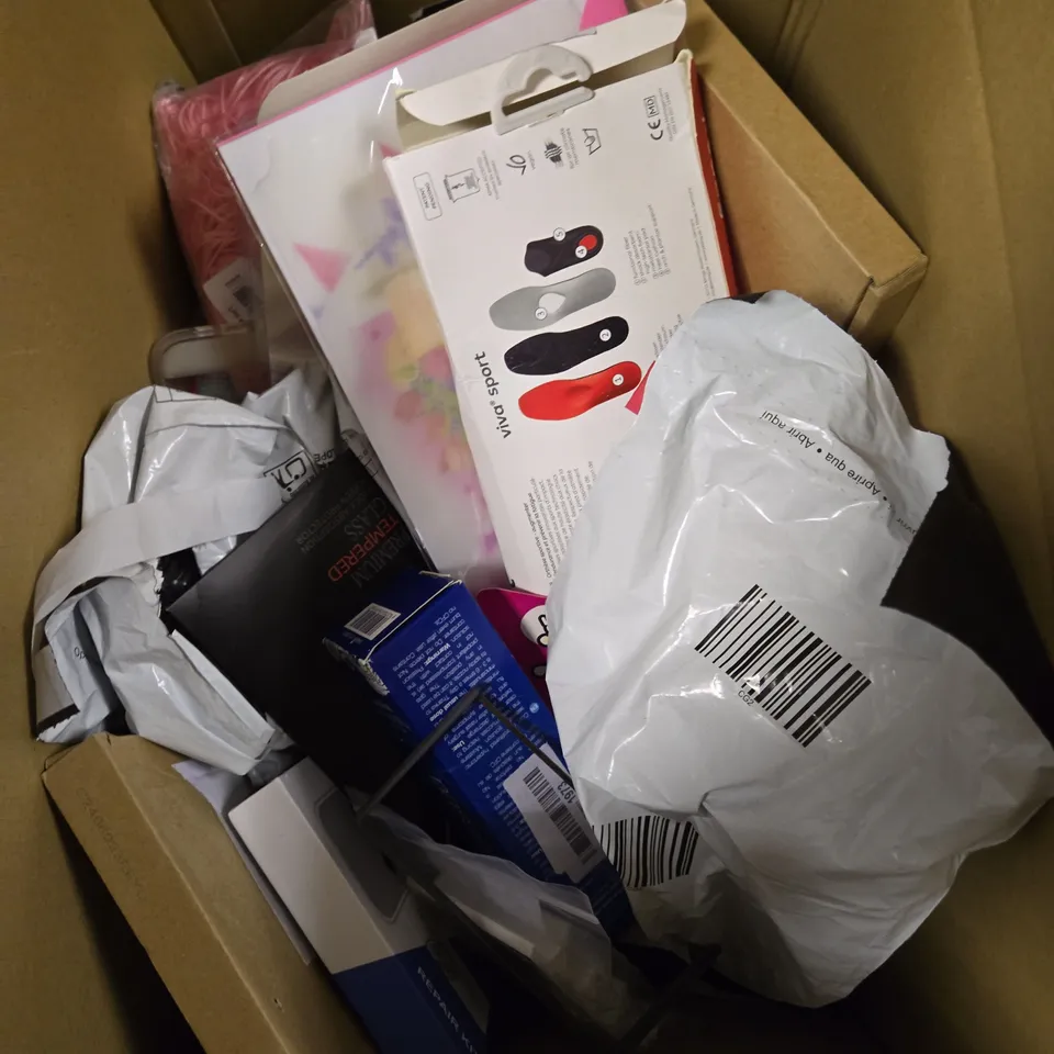 APPROXIMATELY 15 ASSORTED HOUSEHOLD PRODUCTS TO INCLUDE LAUNDRY SHEETS, MAGIC MOUNT ETC 