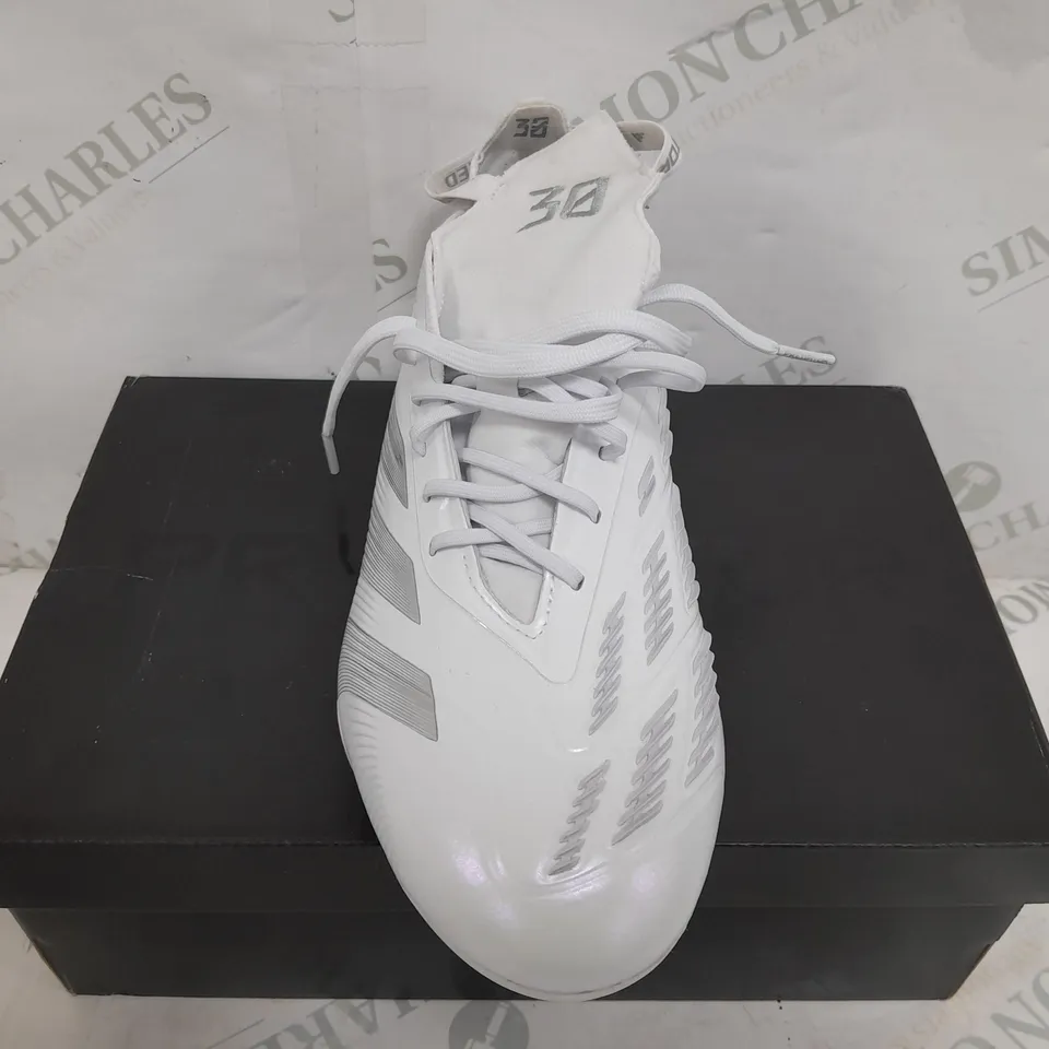 BOXED PAIR OF ADIDAS PREDATOR ELITE FOOTBALL BOOTS IN WHITE - UK 6.5