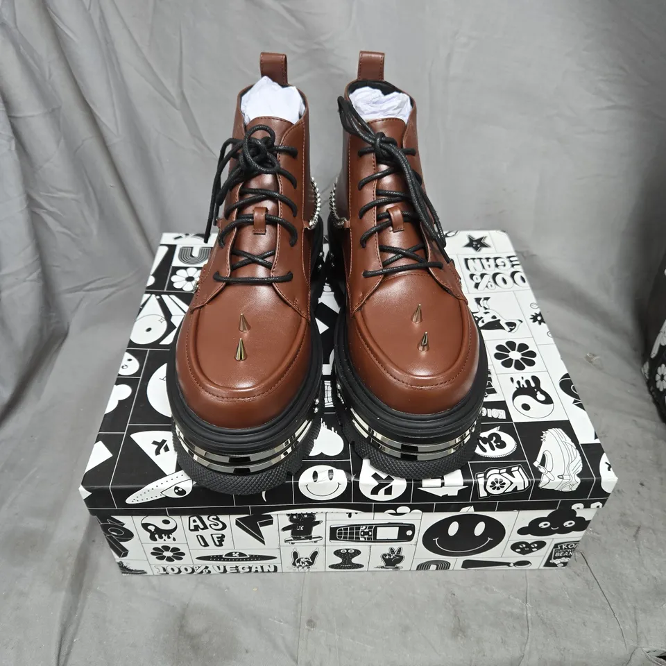 BOXED PAIR OF KOI THE SILENCE PLATFORM GRUNGE BOOTS IN BROWN - UK 7