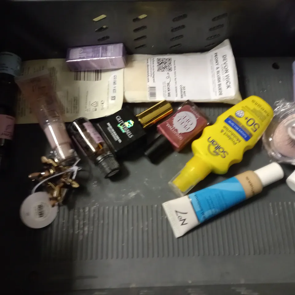 LOT OF APPROXIMATELY 25 ASSORTED HEALTH AND BEAUTY ITEMS TO INCLUDE DEAD SEA MUD MASK, O'KEEFES HEALTHY FEET AND RITUAL OF SAKURA DEODORANT 