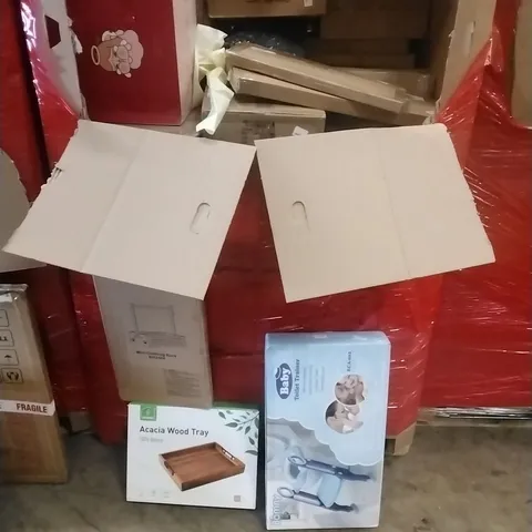 A PALLET CONTAINING ASSORTED HOUSEHOLD GOODS AND PRODUCTS TO INCLUDE; MINI CLOTHING RACK, TOILET TRAIRER, WOOD TRAY, BOXED FURNITURE ETC