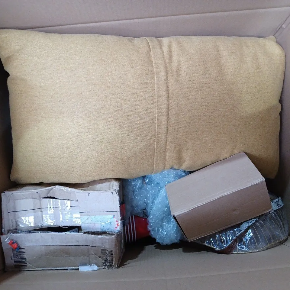 BOX OF APPROX 25 ASSORTED ITEMS TO INCLUDE - SILVERLINE LAY FLAT HOSE - UNBRANDED MUSTARD PILLOW - LIGHTSABER HANDLE ECT