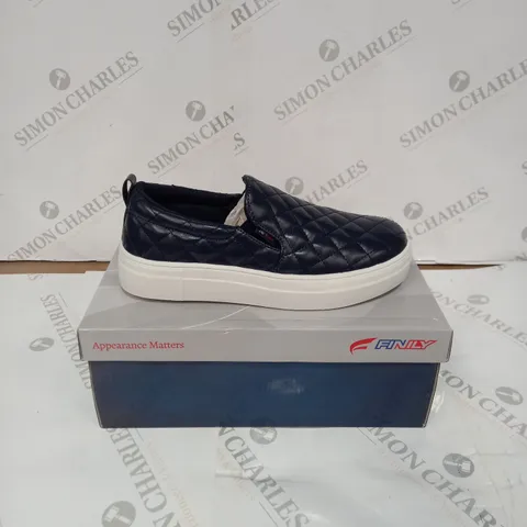 BOXED PAIR OF FINILY QUILTED SLIP ON SHOE'S - BLUE/WHITE, SIZE 5