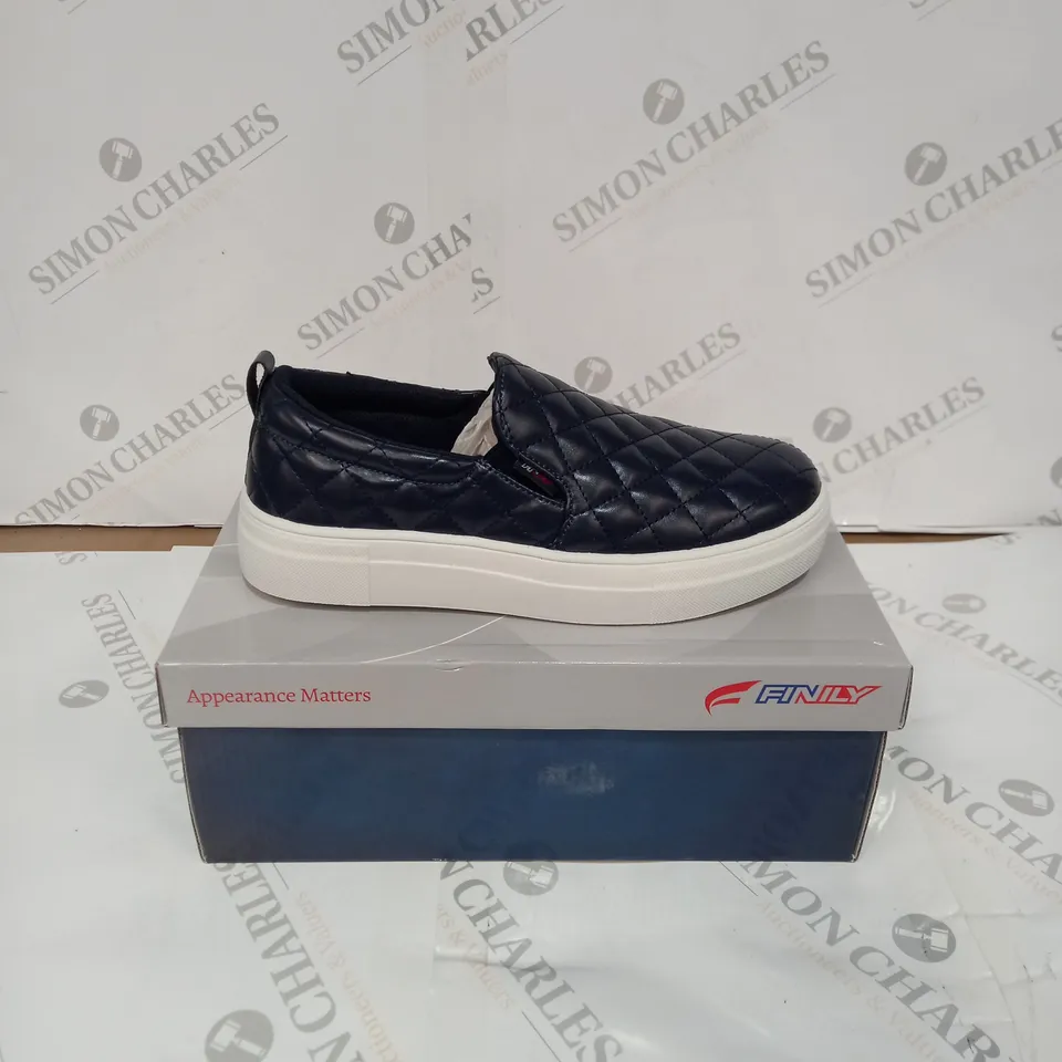 BOXED PAIR OF FINILY QUILTED SLIP ON SHOE'S - BLUE/WHITE, SIZE 5