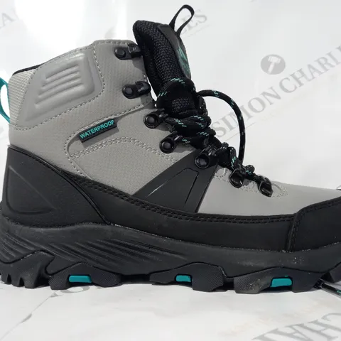 PAIR OF TRESPASS WATERPROOF WALKING BOOTS IN GREY UK SIZE 4