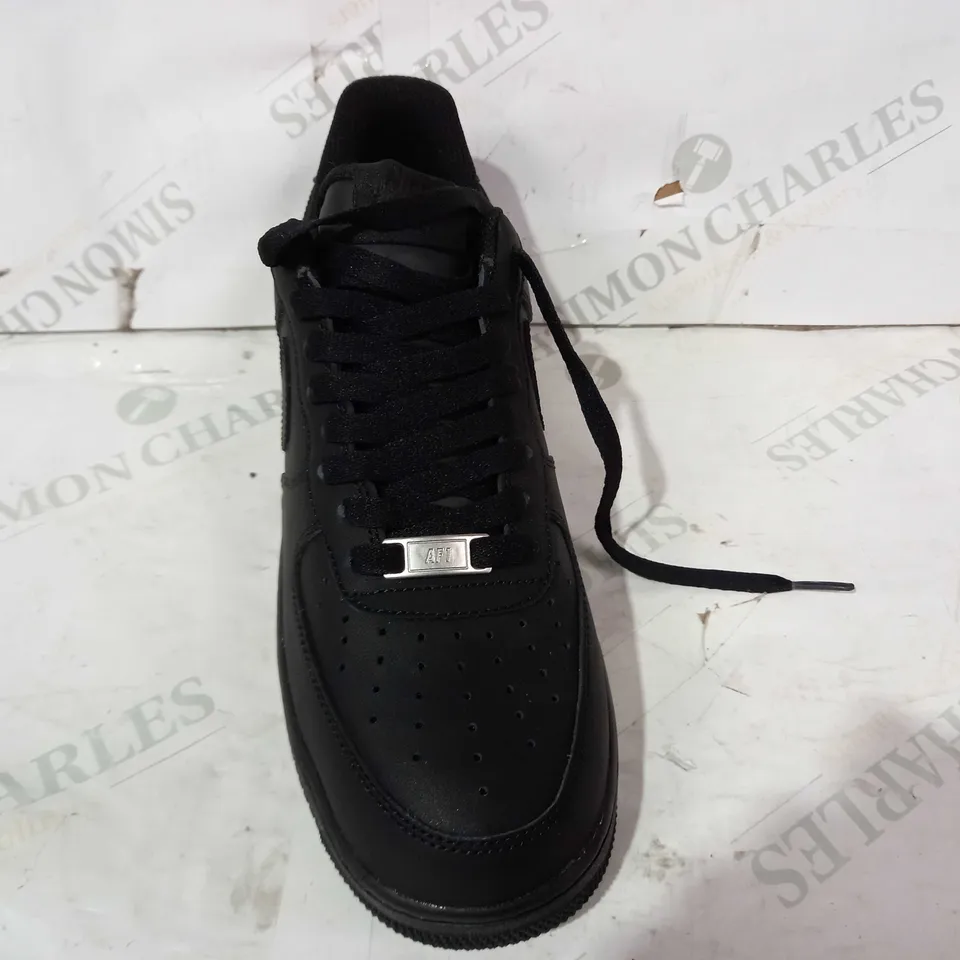 BOXED PAIR OF NIKE AIR FORCE 1 SHOES IN BLACK UK SIZE 7.5