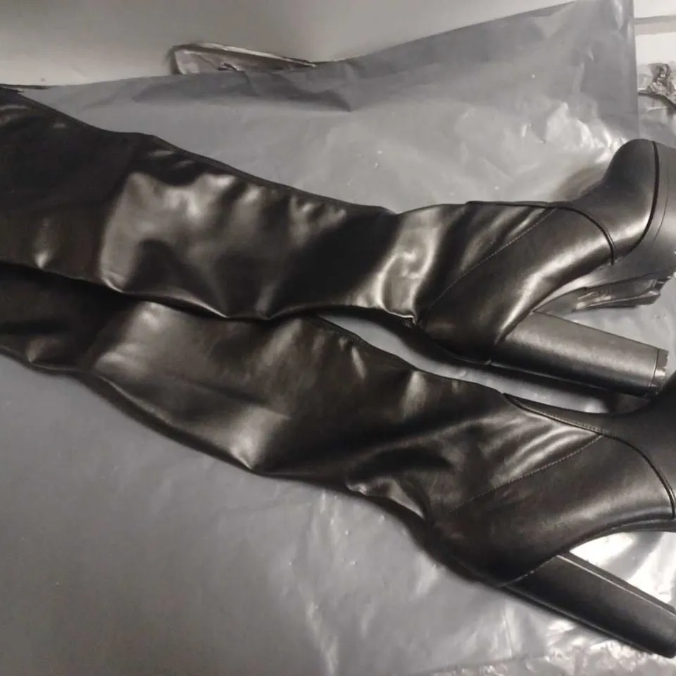 PAIR OF BLACK FAUX LEATHER KNEE HIGH BOOTS - 39