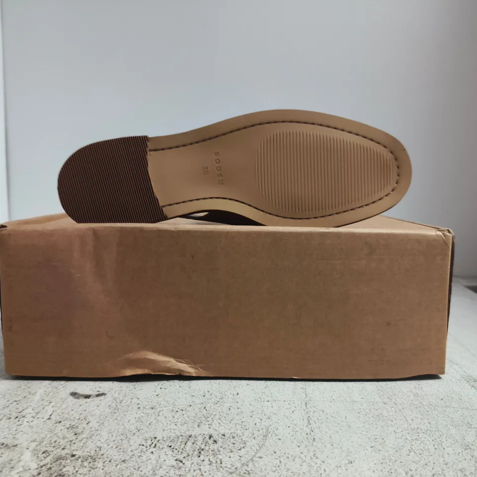 BOXED PAIR OF BODEN CLOSED TOE SLINGBACK SHOES IN TAN SIZE UK 38