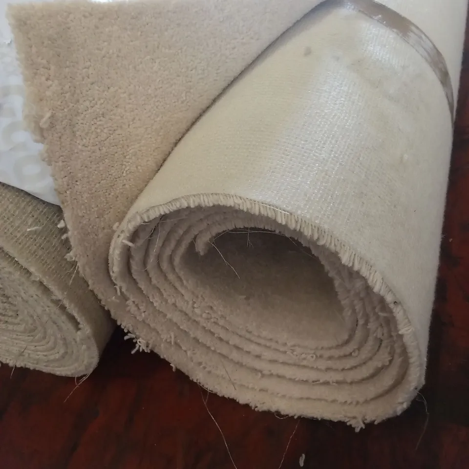 ROLL OF QUALITY DIMENSION 38 CARPET // APPROX SIZE: 3.76 x 5m