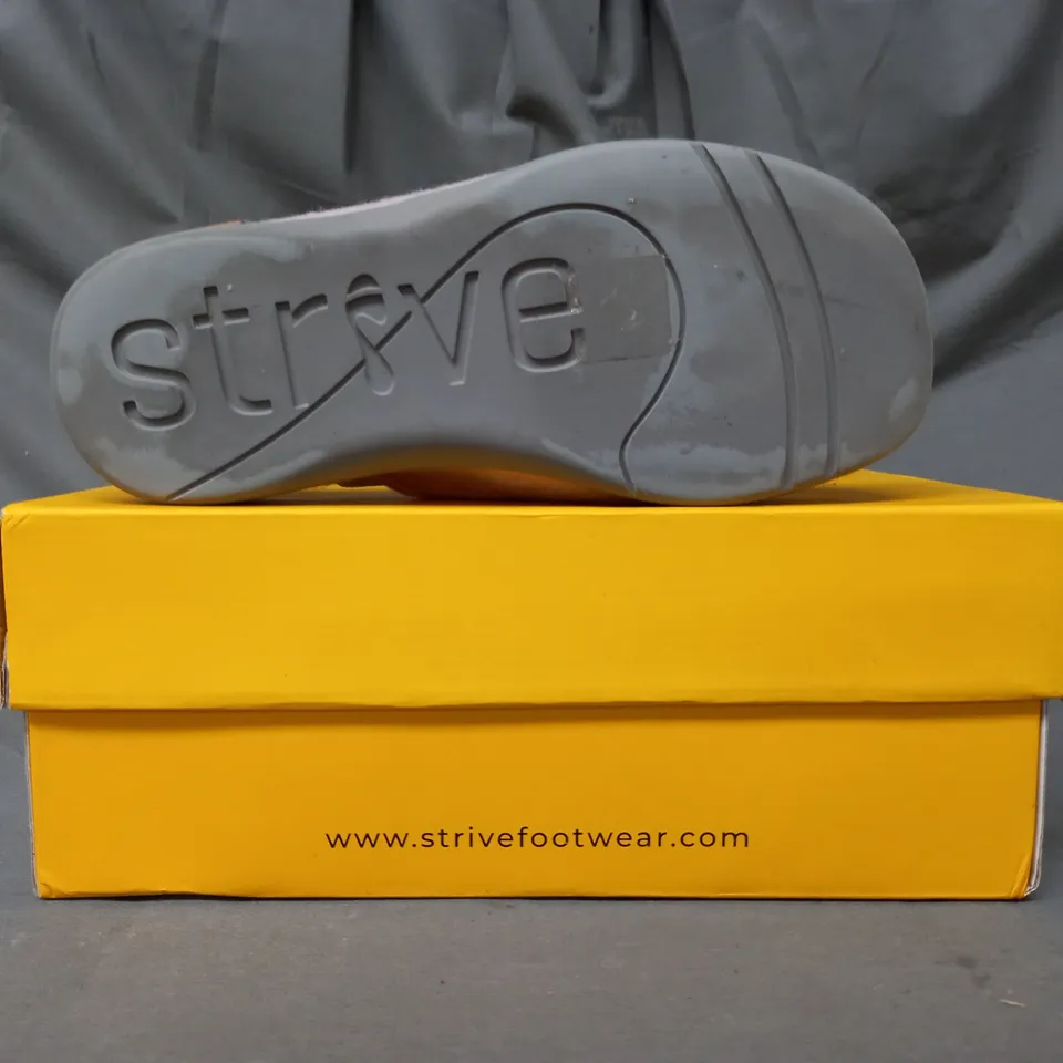 BOXED PAIR OF STRIVE SLIPPERS IN DUSTY PINK SIZE 3