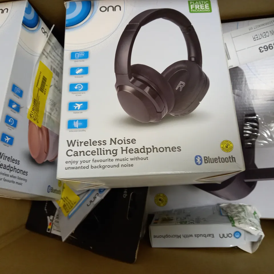 LOT OF APPROXIMATELY 12 ELECTRICAL ITEMS, TO INCLUDE PHONE CASE, EARPHONES, ETC