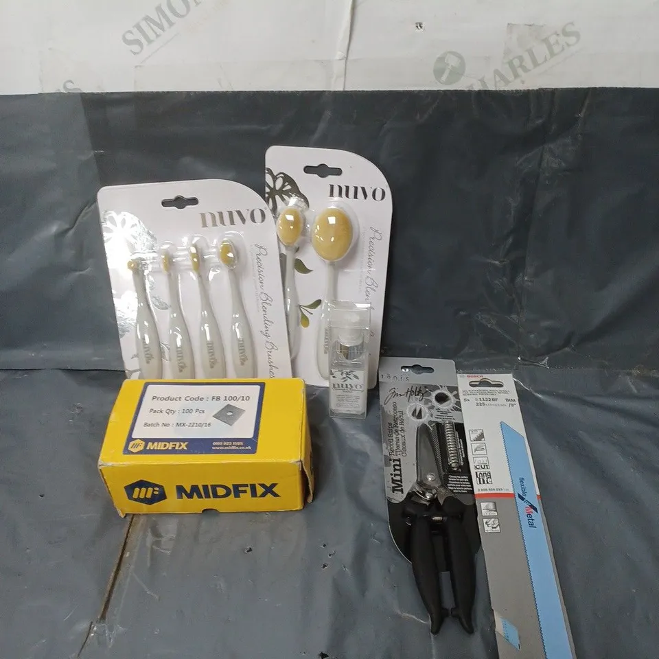 BOX OF APPROXIMATELY 20 ASSORTED HOUSEHOLD ITEMS TO INCLUDE BEAUTY BLENDERS, BOSCH SAW BLADES AND CRAFT SUPPLIES
