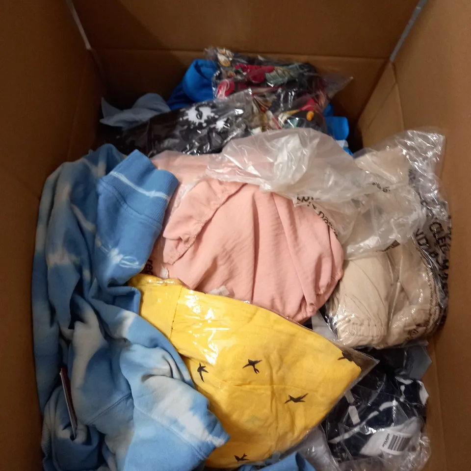 BOX OF APPROX 35 ASSORTED CLOTHING ITEMS TO INCLUDE - DRESSES, T-SHIRTS AND TROUSERS