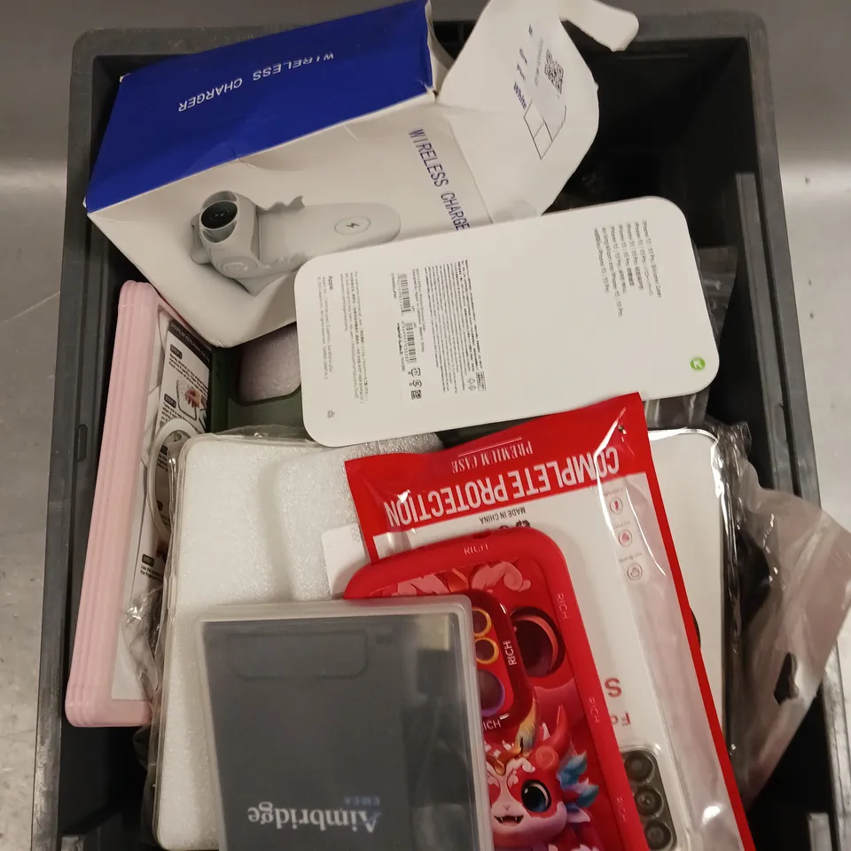 APPROXIMATELY 30 ASSORTED SMARTPHONE/TABLET ACCESSORIES TO INCLUDE CASES, SCREEN PROTECTORS, WIRELESS CHARGER ETC