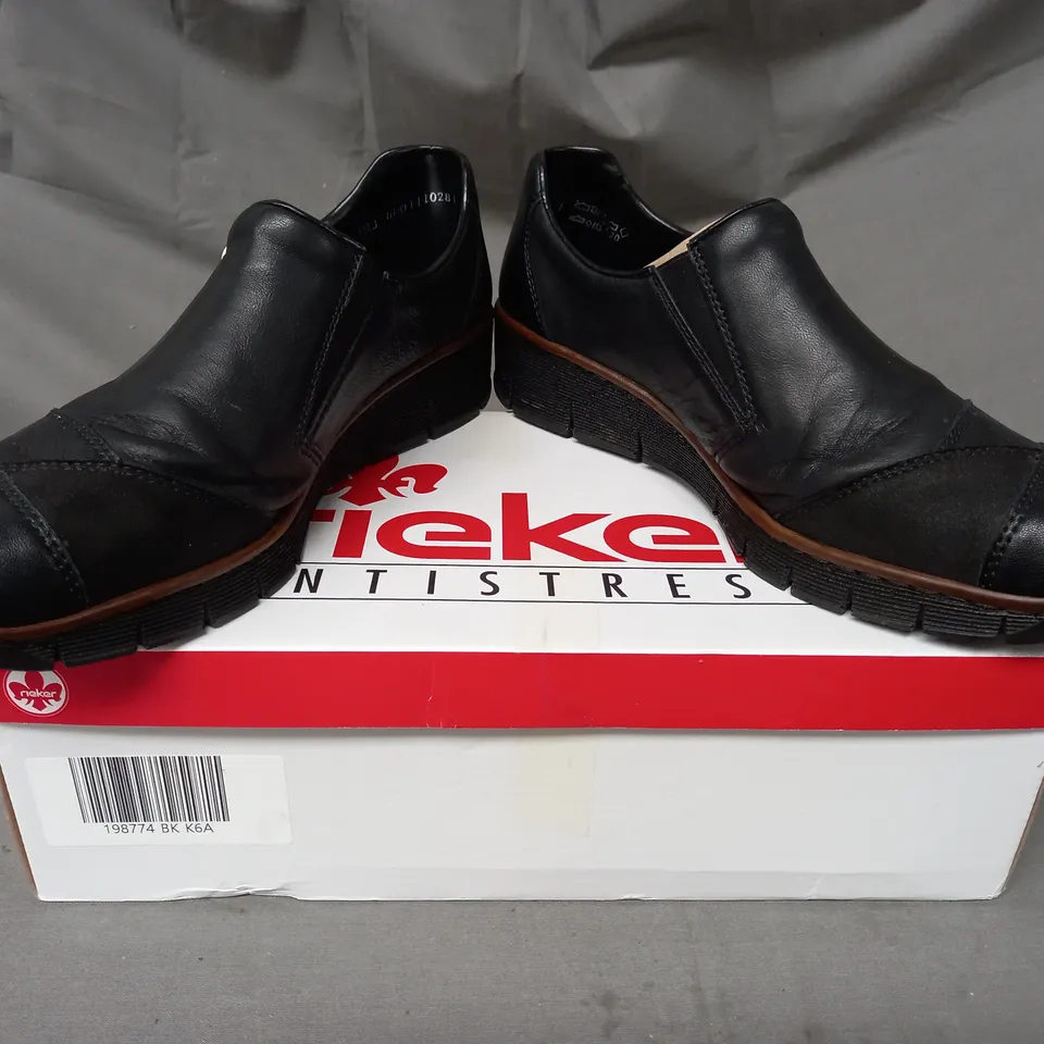 BOXED PAIR OF RIEKER ZIP SHOES IN BLACK SIZE 6.5