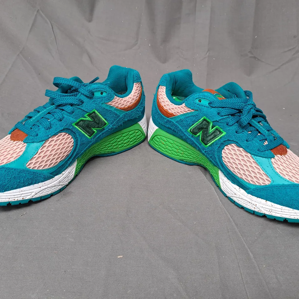 PAIR OF NEW BALANCE 2002R SHOES IN BLUE/GREEN UK SIZE 8