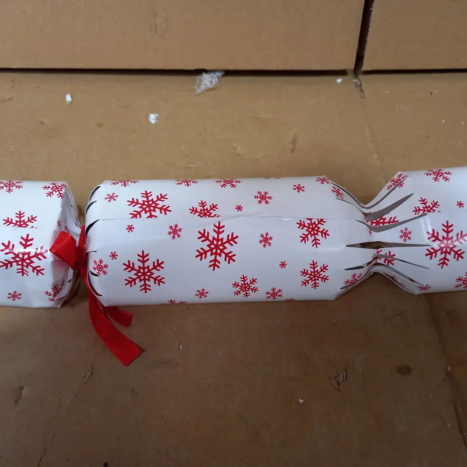BOXED WHITE/RED CHRISTMAS CRACKER