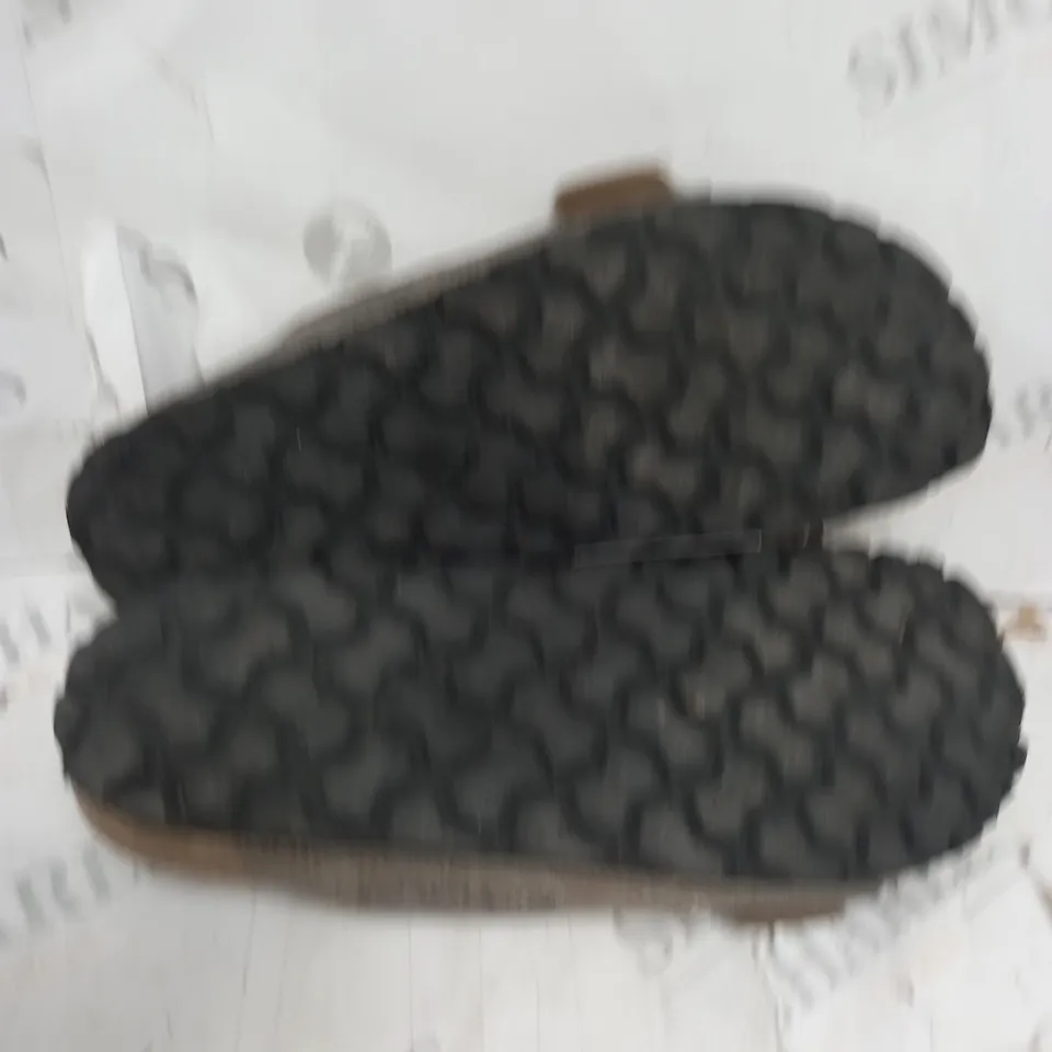 BOXED PAIR OF BONOVA 2 STRAP SANDALS IN TEXTURED METALLIC SILVER COLOUR SIZE 5