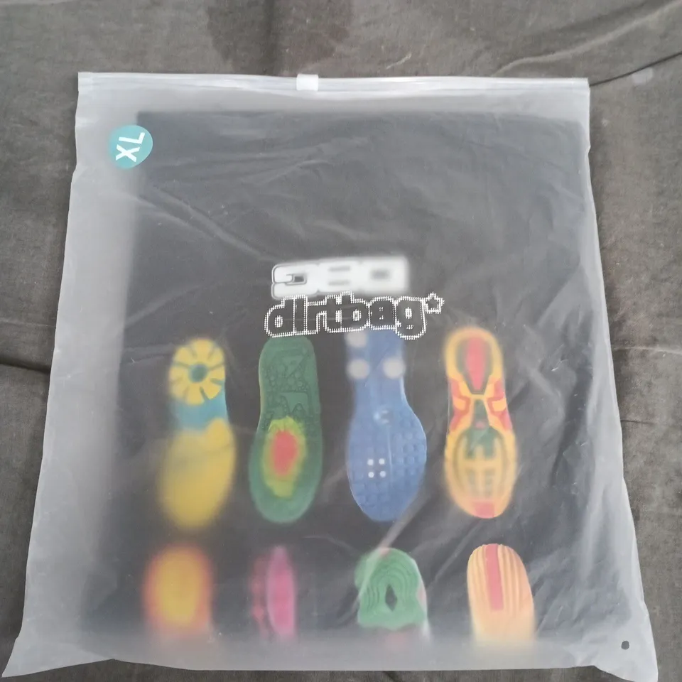 BAGGED DIRTBAG MULTICOLOURED FOOTPRINT T-SHIRT IN BLACK - XL