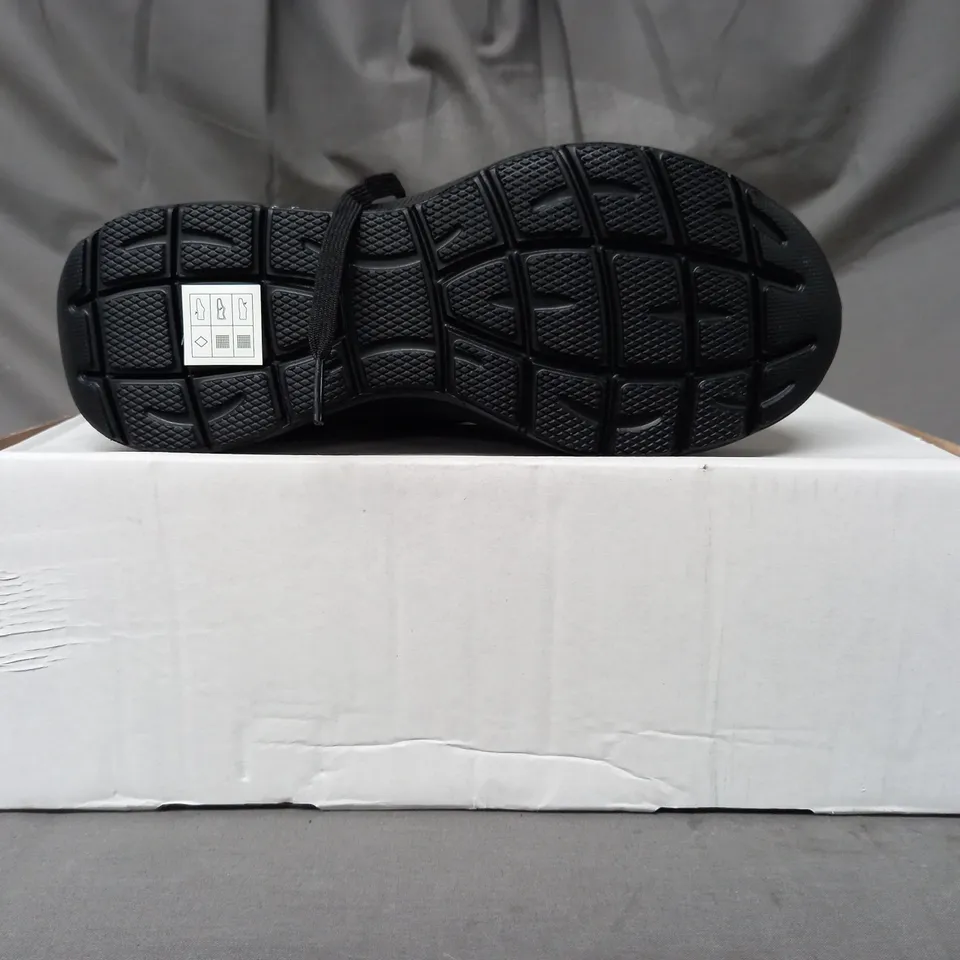 BOXED PAIR OF SKECHERS COOL OPTIC TRAINERS IN BLACK SIZE 4