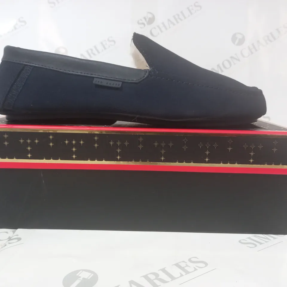 BOXED PAIR OF TED BAKER VALLANT SLIPPERS IN NAVY EU SIZE 44