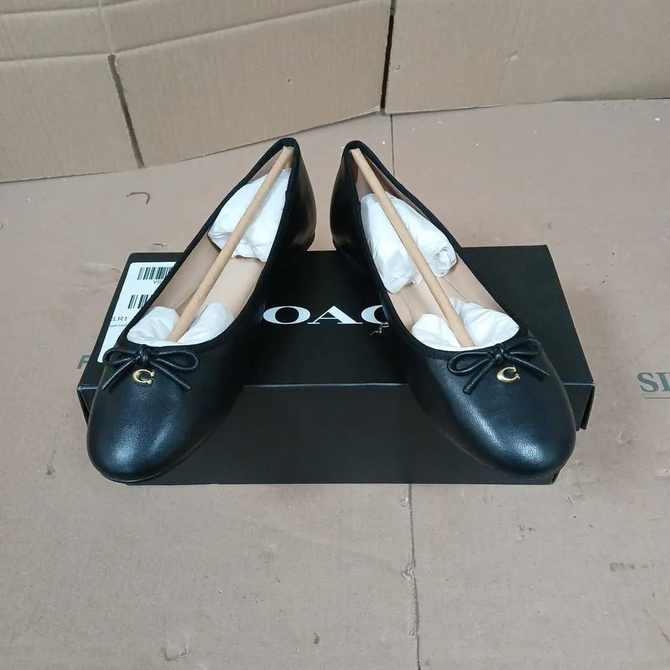 BOXED PAIR OF COACH ABIGAIL LEATHER BALLET FLAT IN BLACK SIZE 6