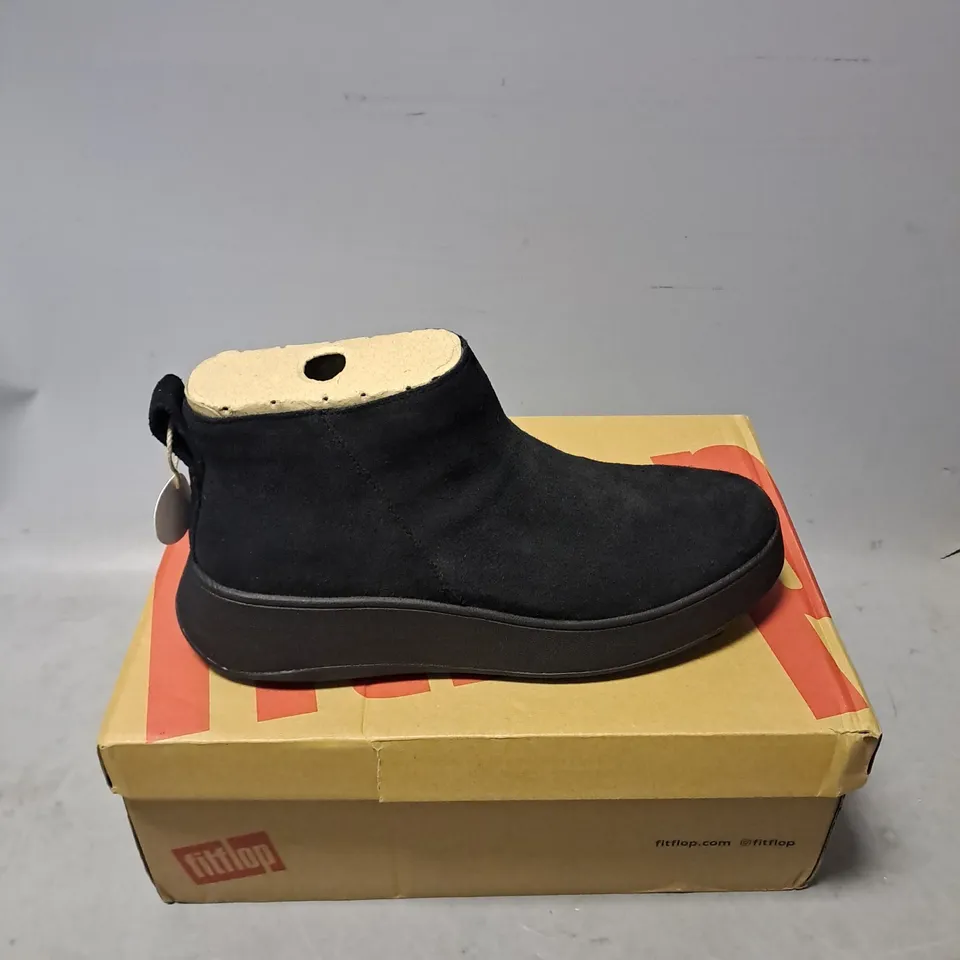 BOXED PAIR OF FITFLOP F-MODE SUEDE FITFORM ZIP ANKLE BOOT IN BLACK SIZE 7