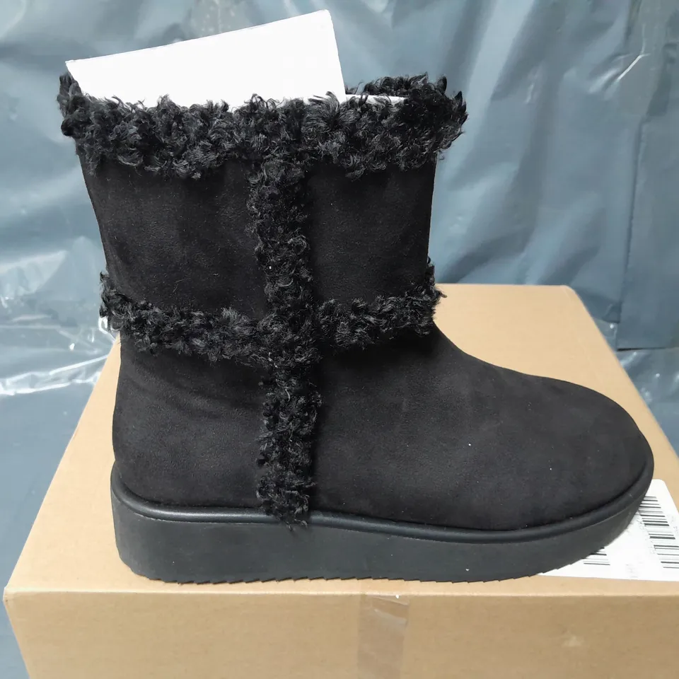 FLATFORM ANKLE BOOT WITH FAUX FUR - BLACK - UK 8