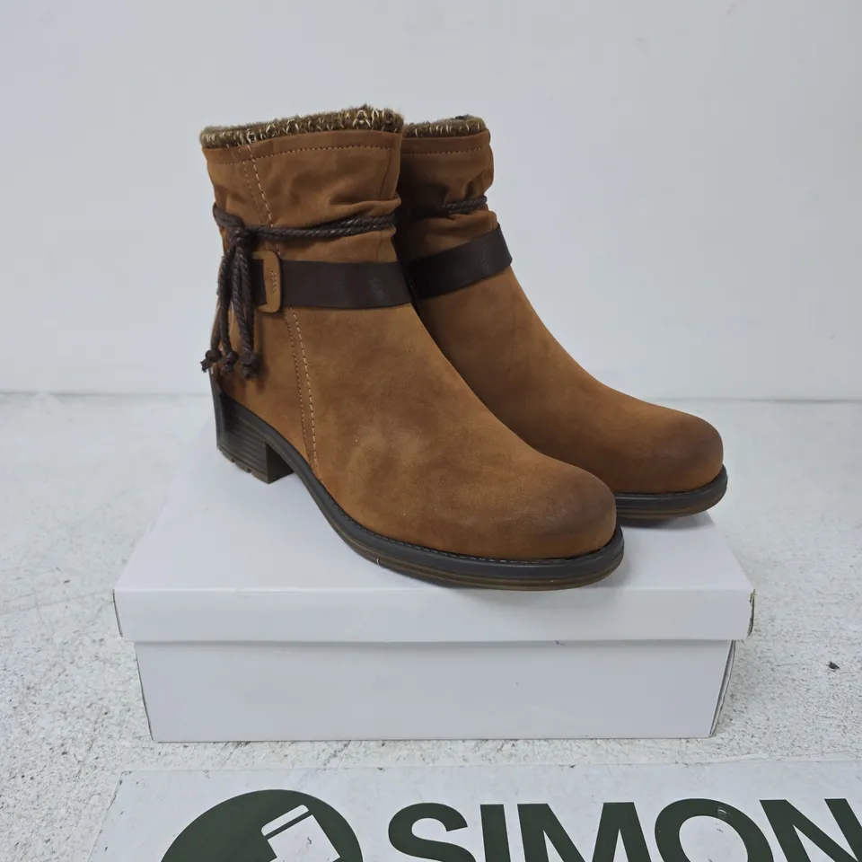 SHOES BY EMMA STOCKHOLM CAMEL LEATHER ANKLE BOOTS - 8