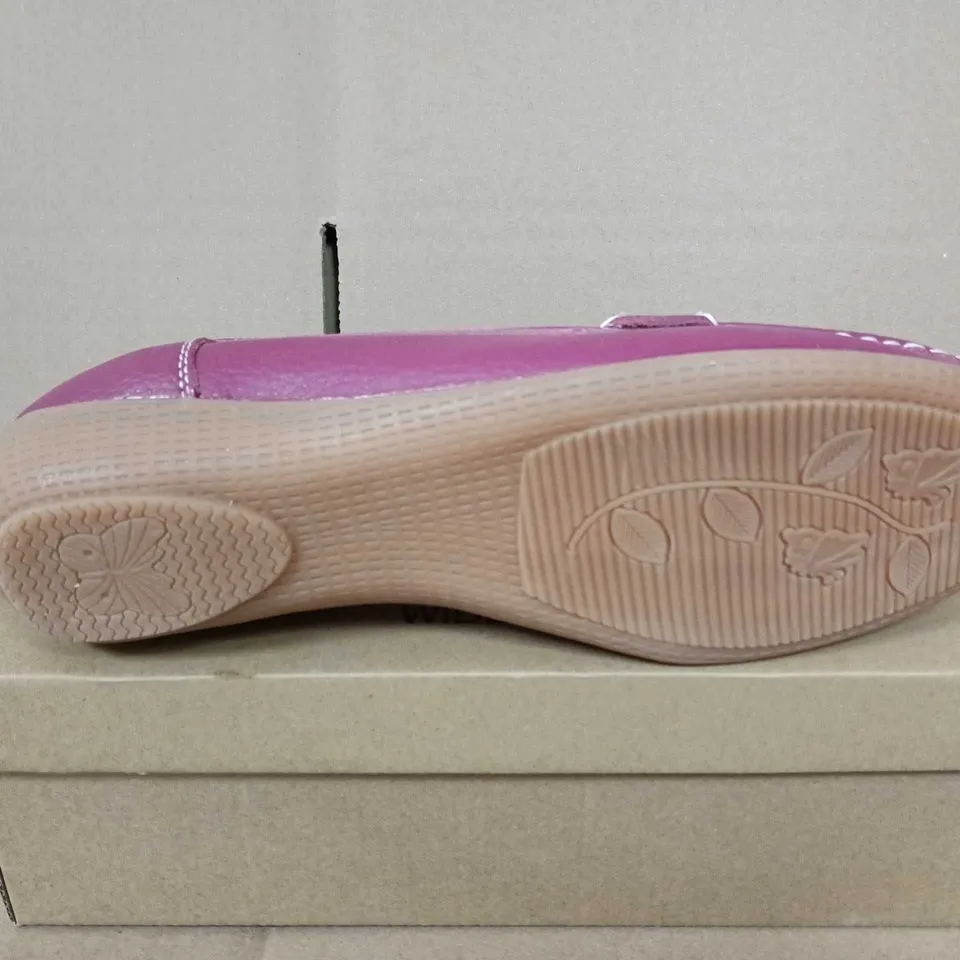 BOXED PAIR OF JO & JOE PINK LEATHER TASSEL LOAFERS – WIDE FIT UK SIZE 7