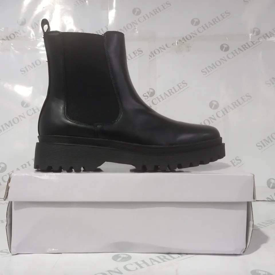 BOXED PAIR OF PRETTY LITTLE THING CHELSEA ANKLE BOOTS IN BLACK SIZE 7