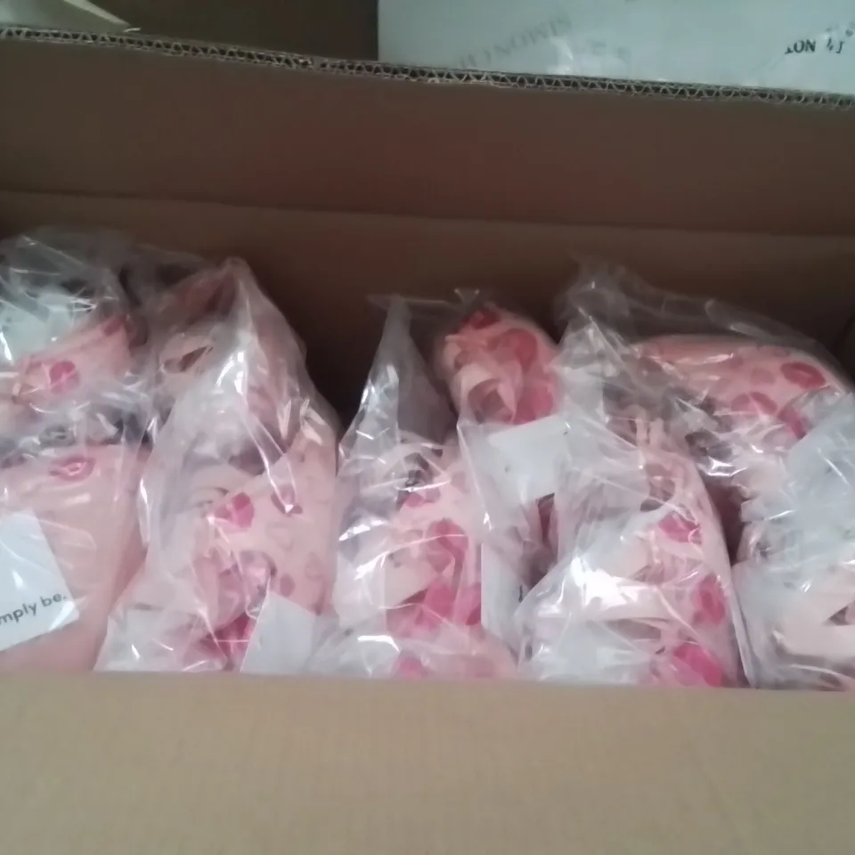 BOX CONTAINING APPROXIMATELY 10 BRAND NEW SIMPLY BE HEARTS AND LIPS PADDED BRA SIZE 42DD
