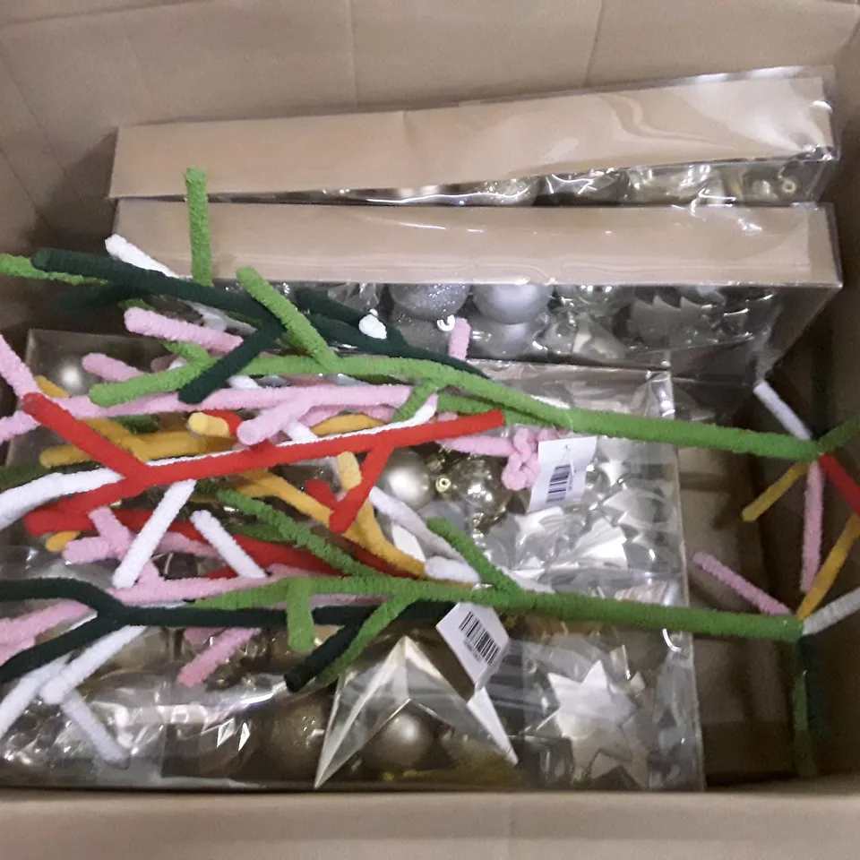 BOX CONTAINING APPROXIMATELY 9 ASSORTED BRAND NEW CHRISTMAS DECORATIONS 