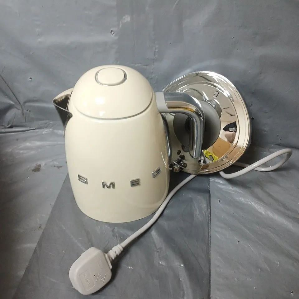 BOXED SMEG 50S STYLE KETTLE IN CREAM