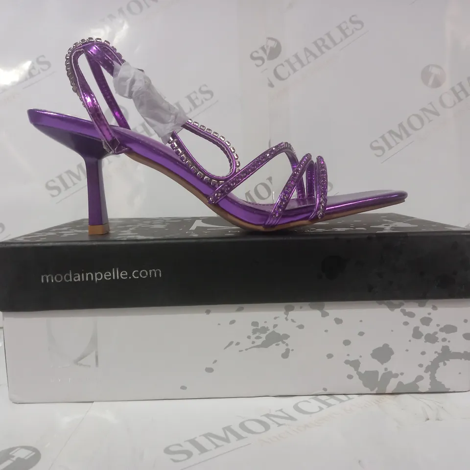 BOXED PAIR OF M BY MODA RHODES OPEN TOE HEELED SANDALS IN METALLIC PURPLE W. JEWEL EFFECT EU SIZE 40