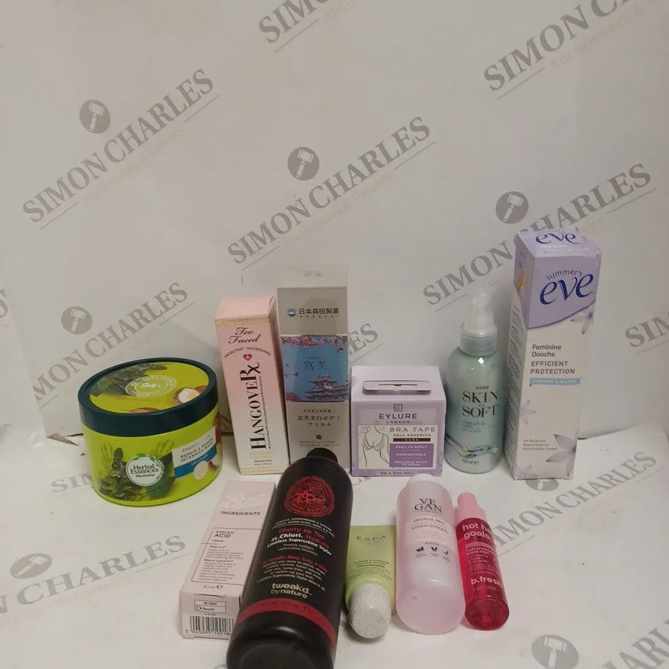 APPROXIMATELY 20 ASSORTED HEALTH & BEAUTY PRODUCTS TO INCLUDE SUMMER'S EVE FEMININE DOUCHE, VEGAN ESSENCE TONER, HERBAL ESSENCES INTENSIVE MASK ETC 