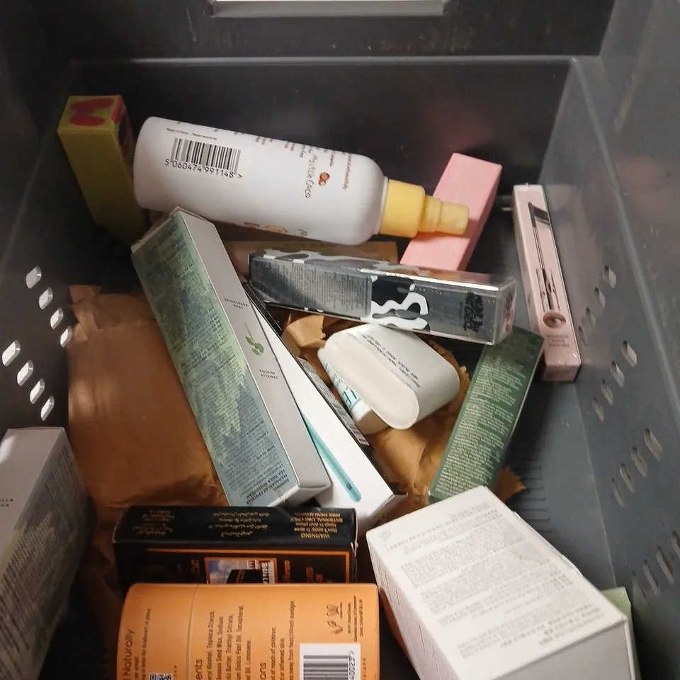 APPROXIMATELY 16 ASSORTED COSMETIC ITEMS INCLUDING BIO OIL , SENSPA MASSAGE SOAP BAR AND GARNIER AMBRE SOLAIRE KIDS SENSITIVE SUN PROTECTING SPRAY