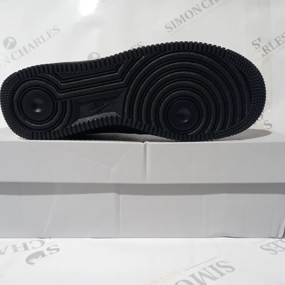 BOXED PAIR OF NIKE AIR FORCE 1 SHOES IN BLACK UK SIZE 6
