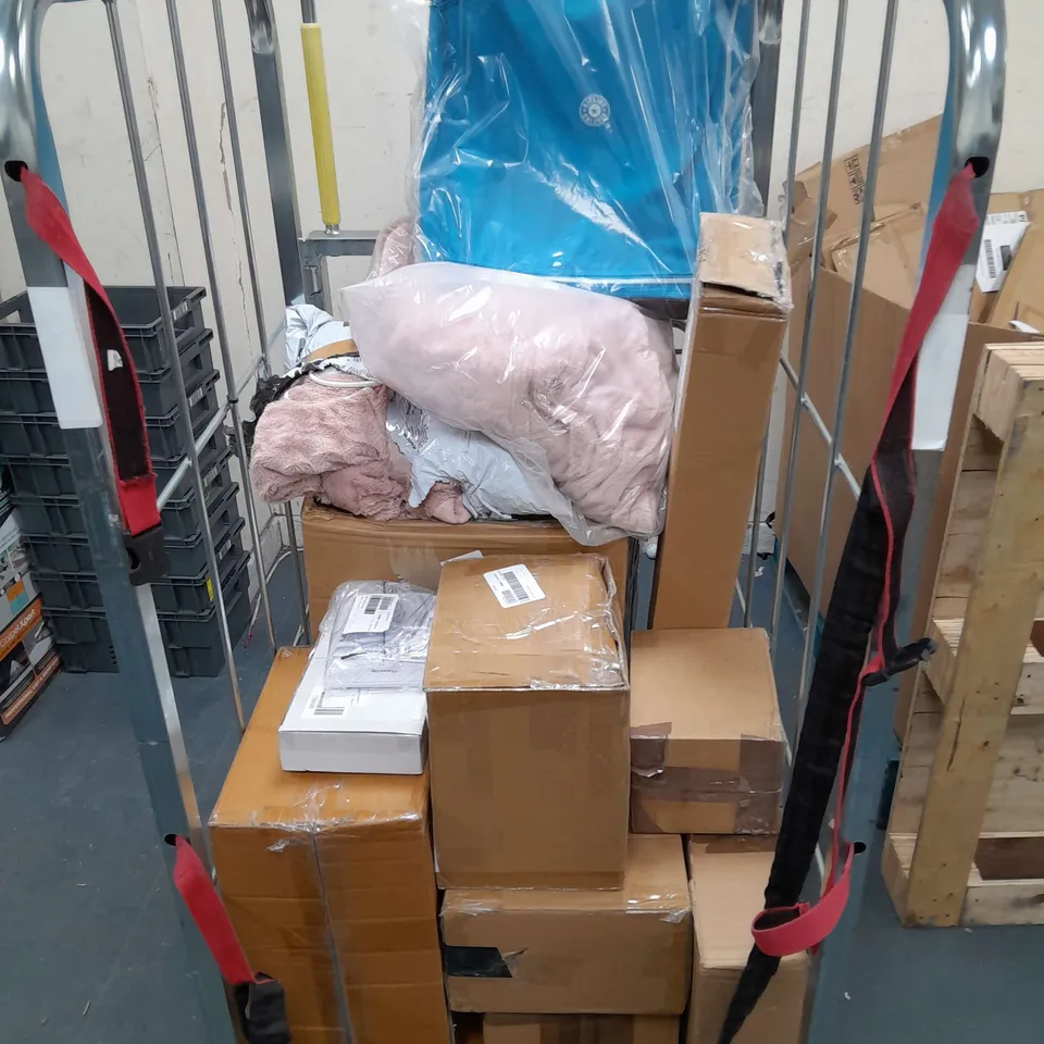 CAGE OF APPROXIMATELY 10 ASSORTED ITEMS TO INCLUDE - COZEE HOME FAUX FUR AND VELVETSOFT HEATED THROW, BELL+HOWEL MULTI DEVICE CHARGER, AND KIPLING TEEGAN CABIN WHEEL BLUE SUITCASE ETC. 