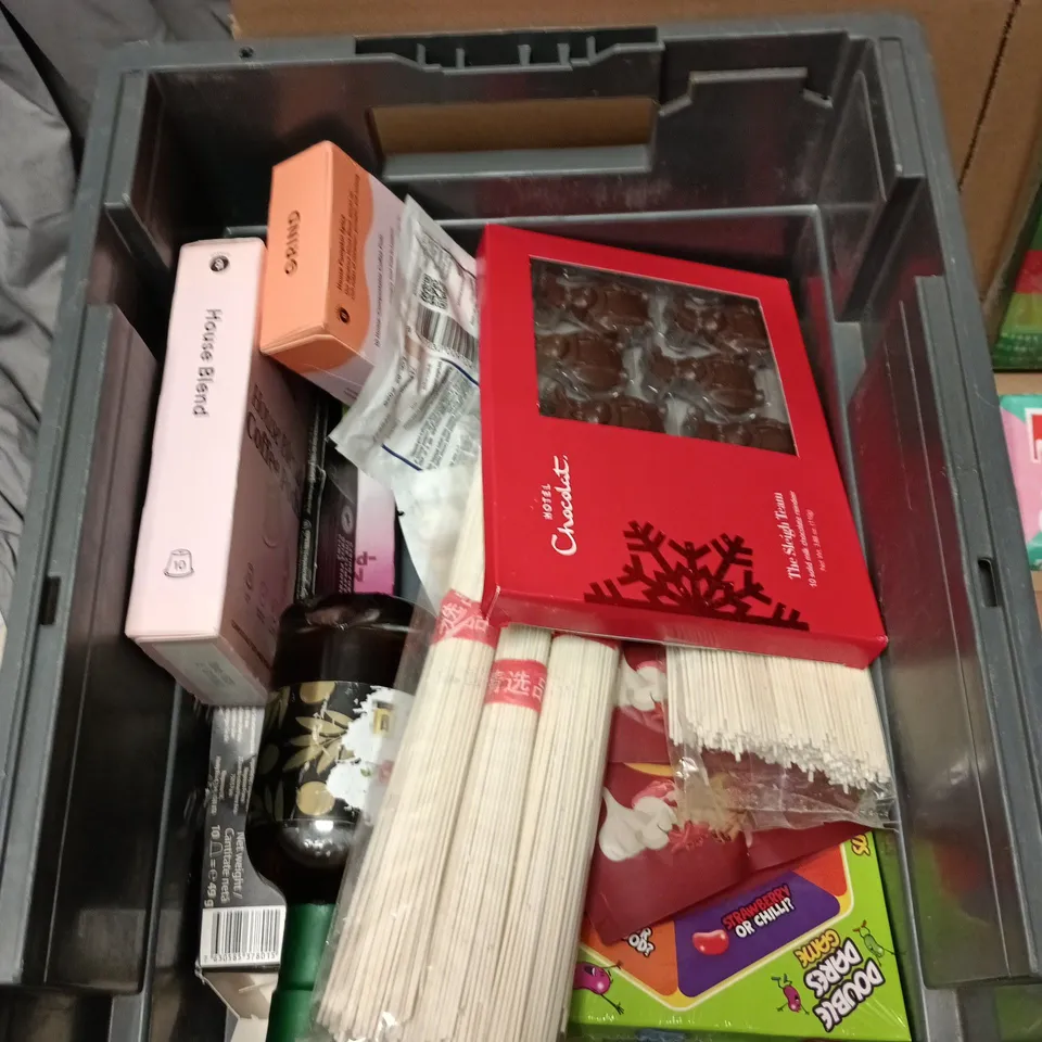 APPROXIMATELY 20 ASSORTED FOOD AND DRINK ITEMS TO INCLUDE - GRIND HAZELNUT COFFEE PODS, GARDEN PEAS AND TONY'S CHOCOLONELY CHOCOLATE BAR