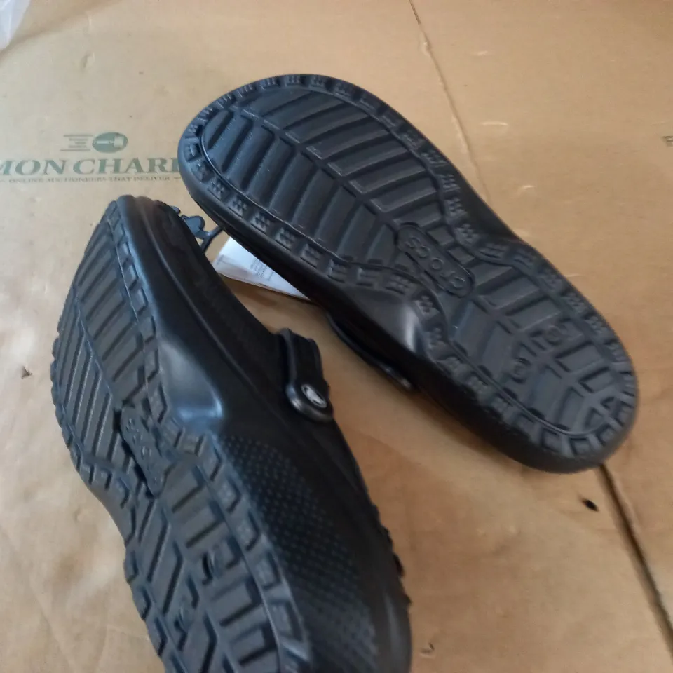 PAIR OF CROCS CLASSIC LINED GLOGS IN BLACK - UK M12