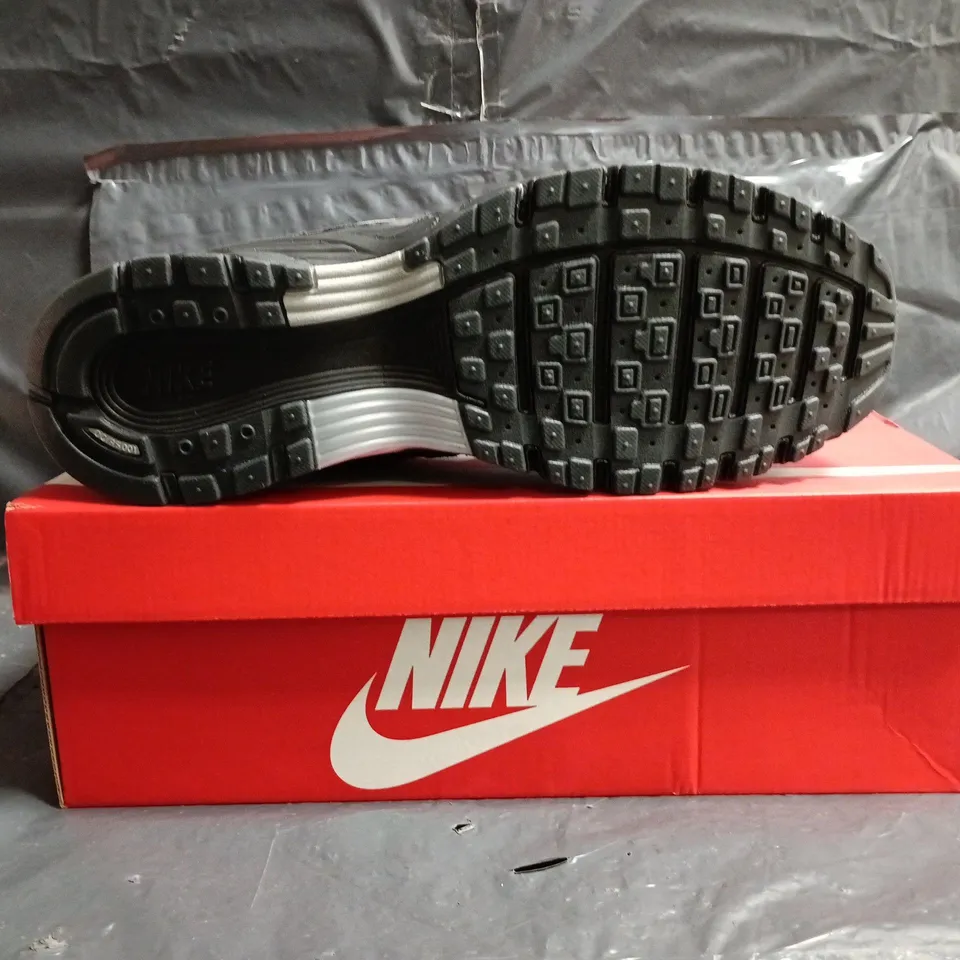 BOXED PAIR OF NIKE P-6000 TRAINERS IN ANTHRACITE/BLACK/CHROME SIZE UK 11