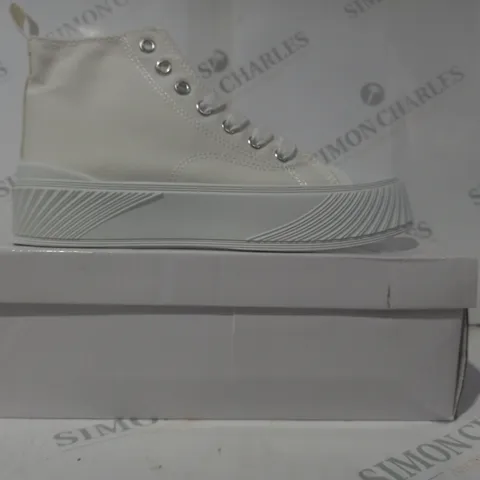 BOXED PAIR OF FASHION PLATFORM CANVAS SHOES IN OFF-WHITE EU SIZE 39