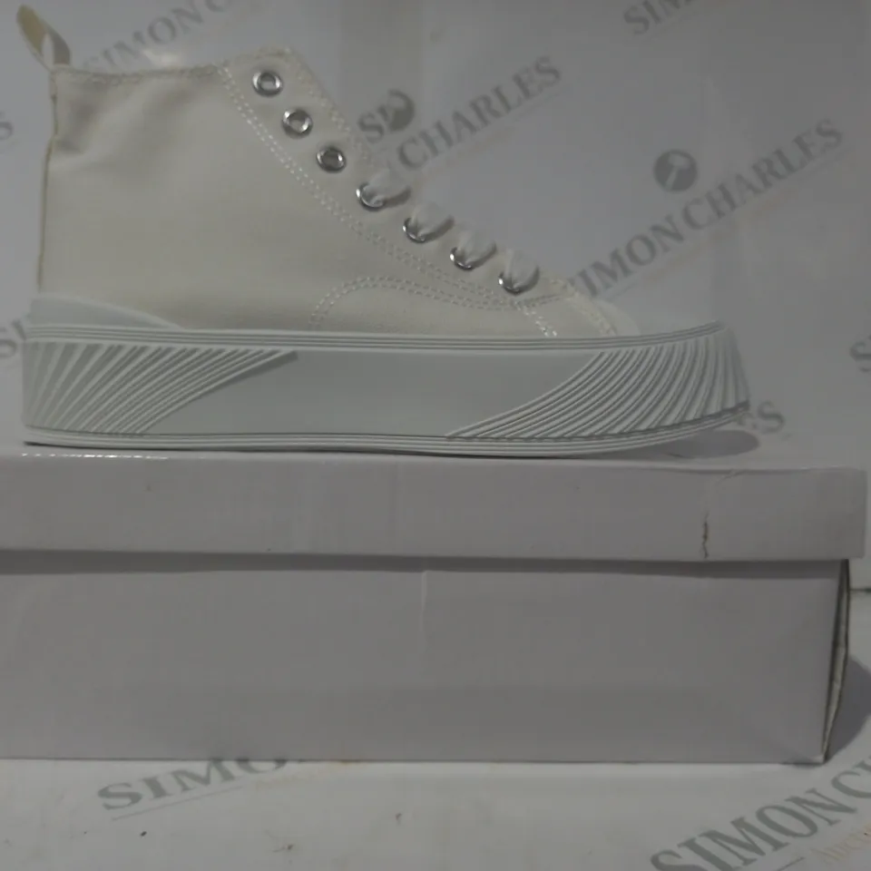 BOXED PAIR OF FASHION PLATFORM CANVAS SHOES IN OFF-WHITE EU SIZE 39