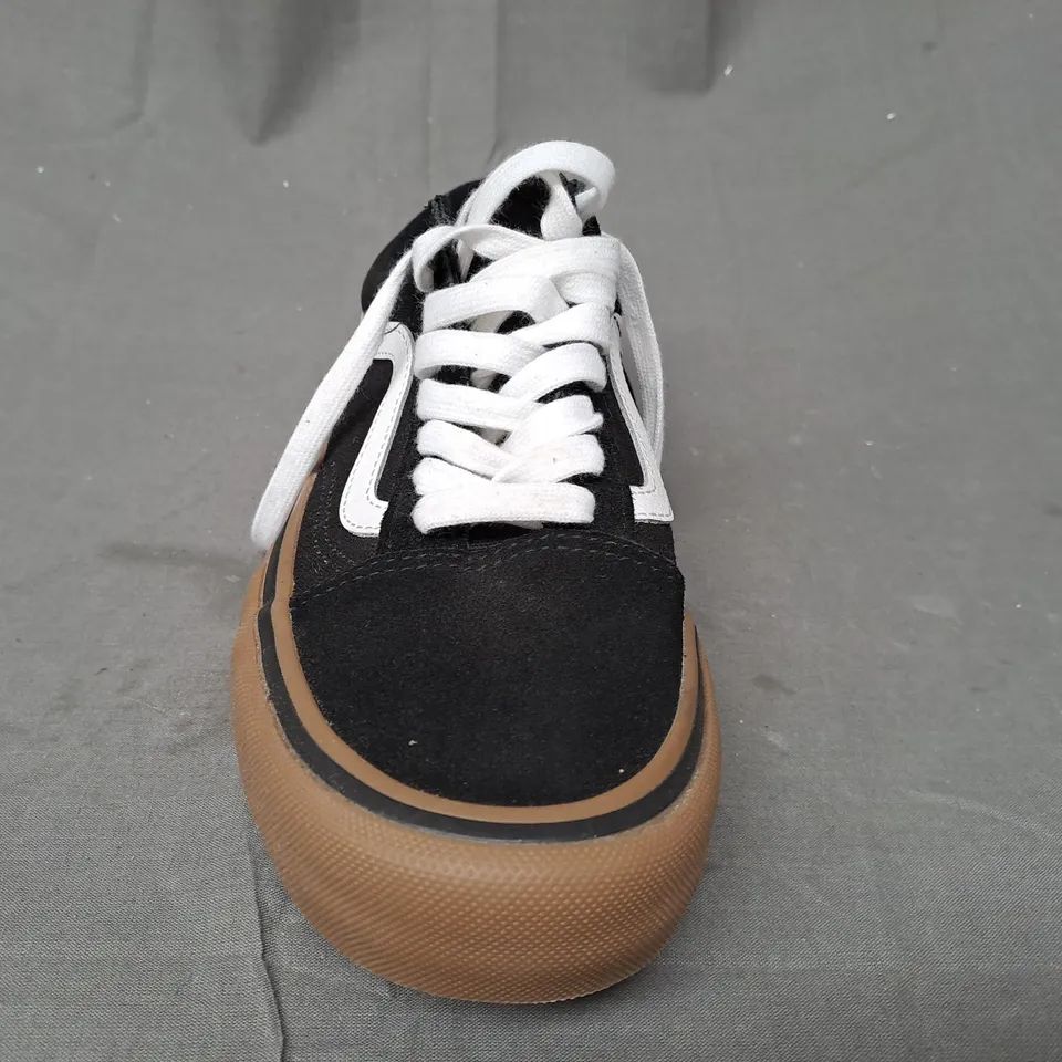 PAIR OF VANS PRO SKATEBOARD SHOES IN BLACK/WHITE UK SIZE 6