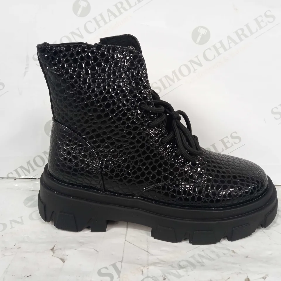 BOXED PAIR OF TEXTURED ANKLE BOOTS IN BLACK EU SIZE 37
