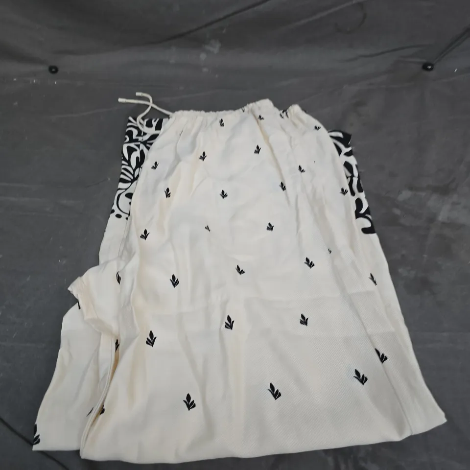 M&S WHITE DRAWSTRING GARMENT WITH SMALL BLACK LEAF PATTERN - SIZE 16