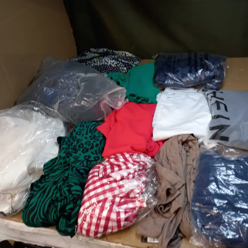 BOX OF APPROX 35 ASSORTED CLOTHING ITEMS TO INCLUDE - DRESSES, T-SHIRTS AND TROUSERS
